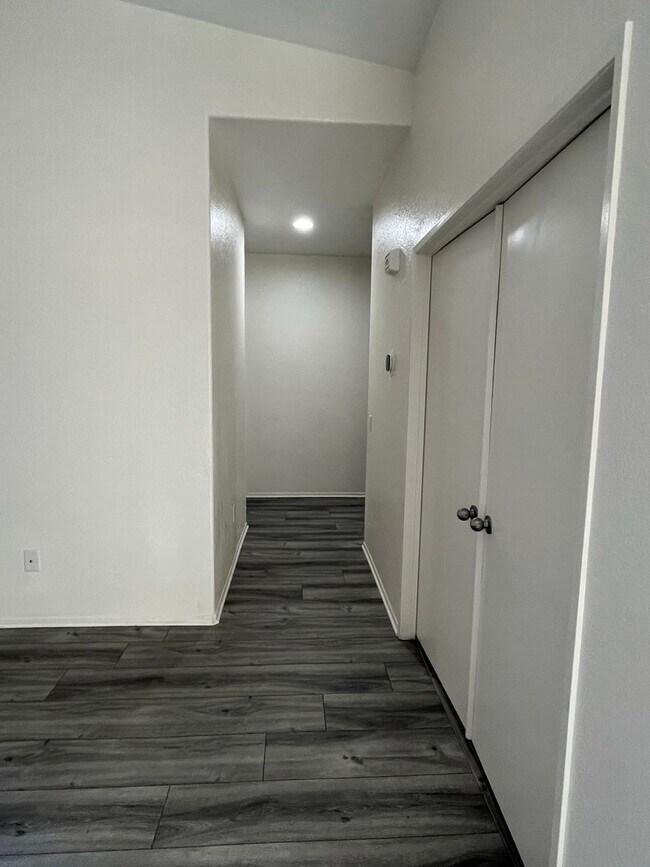 Building Photo - 3 bedroom 2 bath home with large yard available in Adelanto!