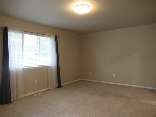 Building Photo - PENDING APPLICATION-Light and bright 4 bedroom, 2.5 bath home in Covington's Maple Hills community