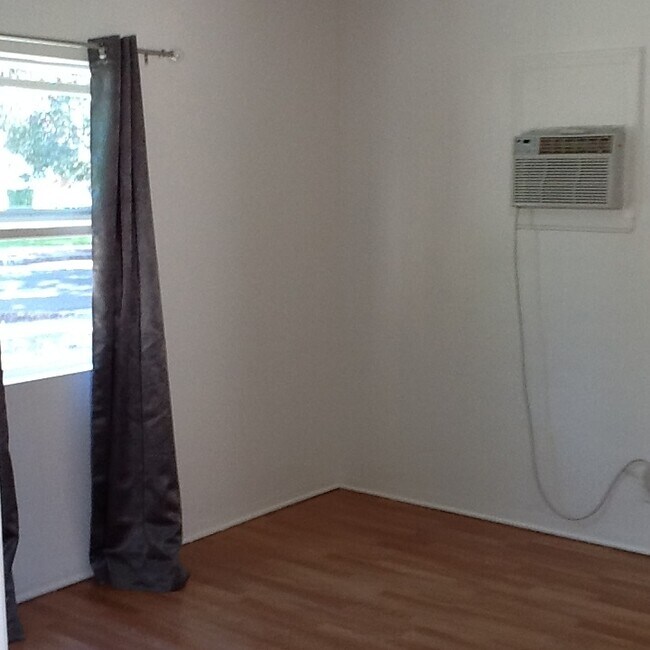 Building Photo - 633 S Orchard Dr