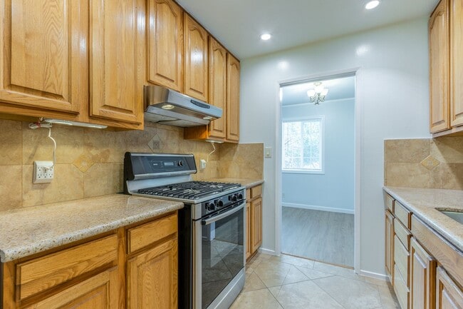 Building Photo - Beautiful & bright 3 bed / 2 Bath San Brun...