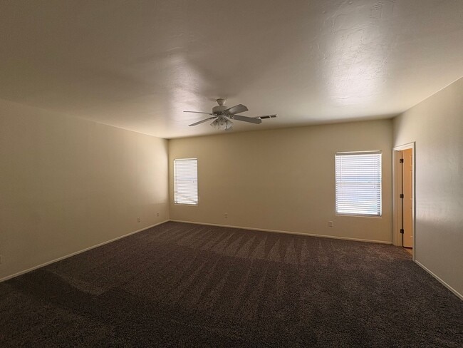 Building Photo - 3 Bed 2 Bath Gated Home On Grant & Silverbell With Community Pool