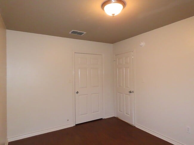 Building Photo - Beautiful 3 Bedroom, 2 Bath Duplex in Lindale!