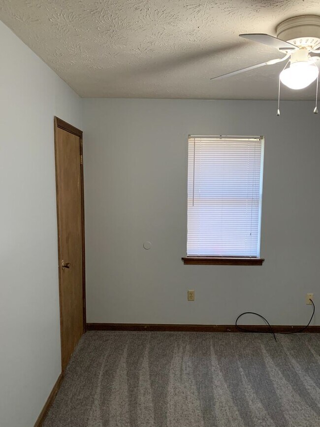 Building Photo - 2 Bedroom Duplex on Eastside!!
