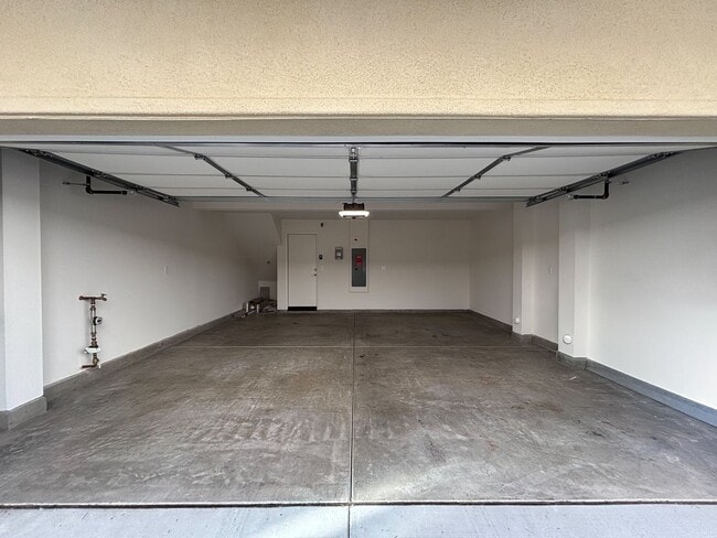 Building Photo - Beautiful 3BD/2.5BA Townhouse in San Ysidro W/ W/D, A/C, 2-Car Garage, Balcony, and Community Parks!