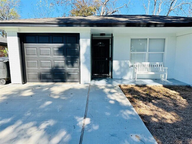 Building Photo - 3605 Barberry Dr