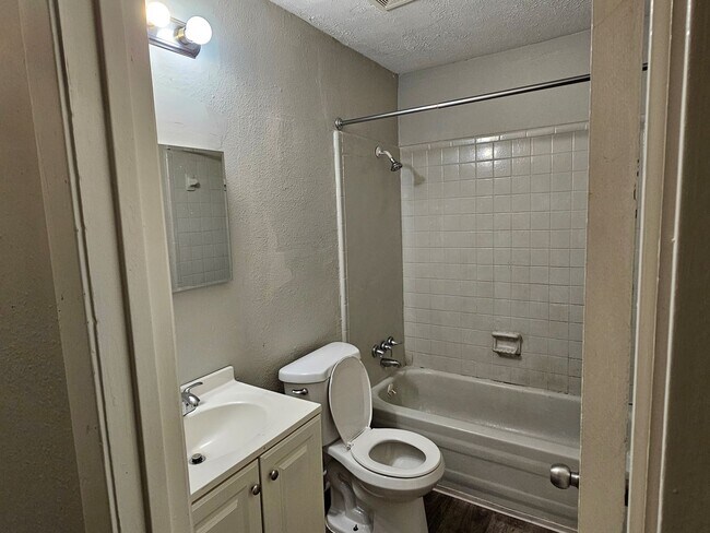 Building Photo - Lawrence Rd 227-229 (Duplex)