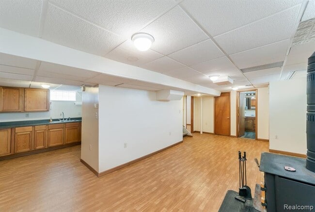 Building Photo - 305 E Granet Ave