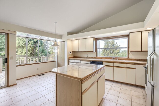Building Photo - Well-Equipped 3 Bed 2 Bath Renton Home w/ 2-Car Attached Garage!