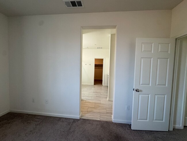 Building Photo - Lovely Home for rent in Visalia, Ca