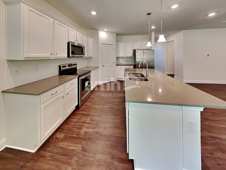 Building Photo - 2062 Windsor Park Ave