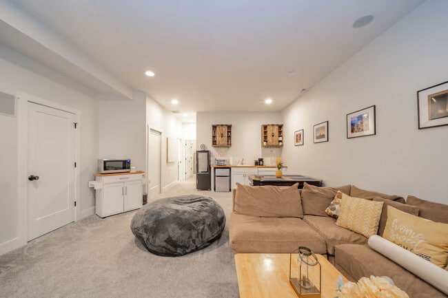 Building Photo - 930 Elm St