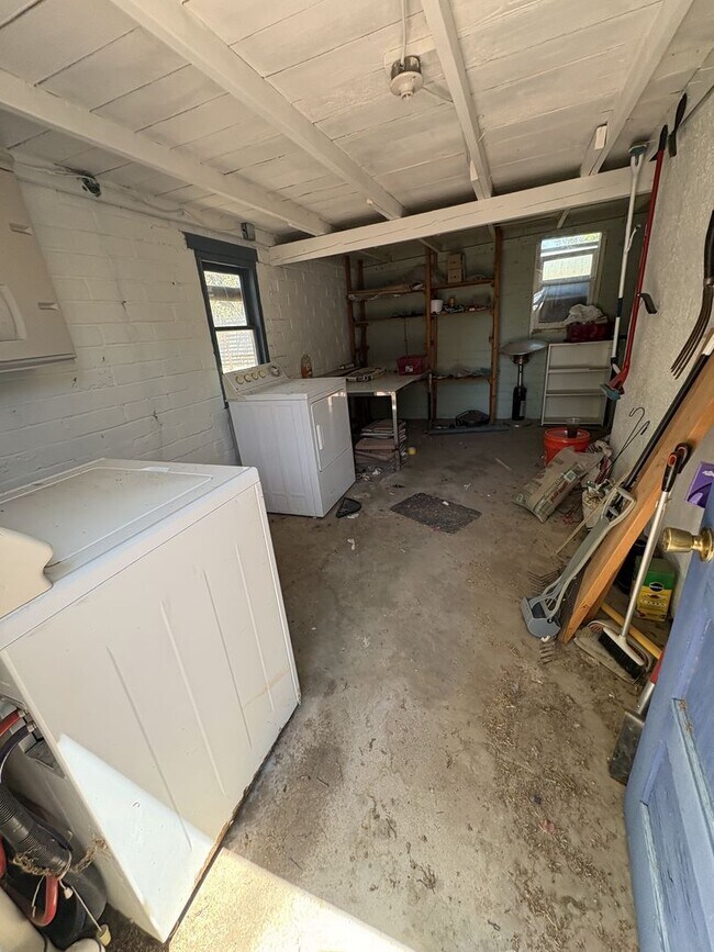 Building Photo - Central Tucson charming historic adobe home