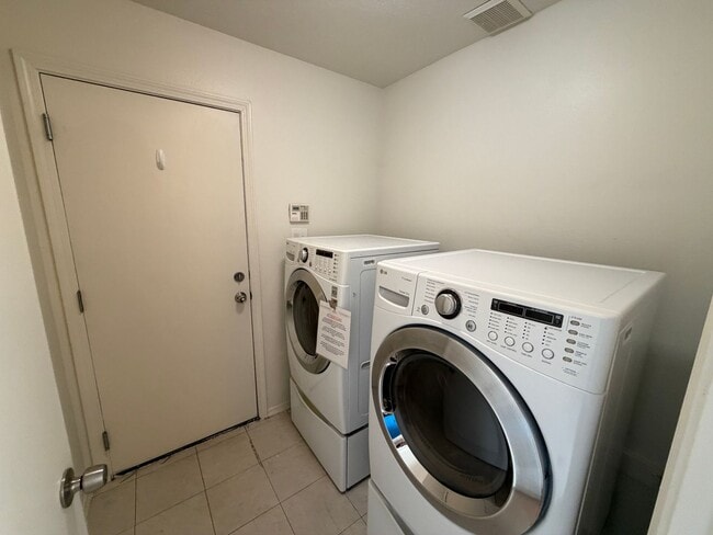 Building Photo - 3 Bedroom Single Story Home Available Near Unser Blvd NW & Irving Blvd NW