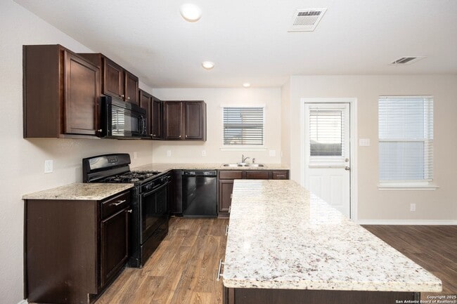 Building Photo - Move in Ready 3 Bedroom Two-story Home