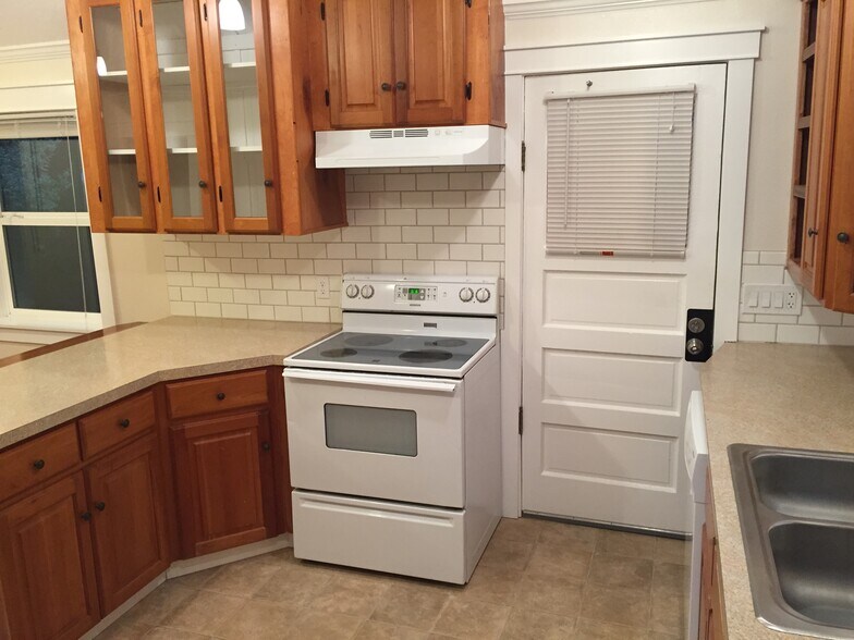 Building Photo - 908 E 8th St