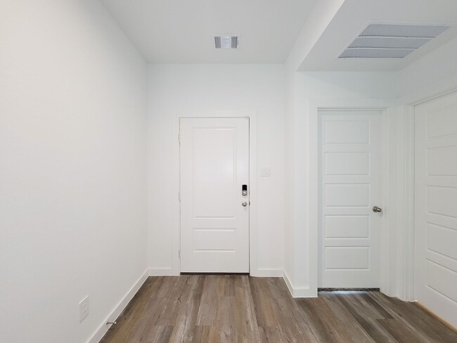 Building Photo - This stunning 4-bedroom, 2-bathroom Rosharon lease features modern upgrades, an open-concept layo...