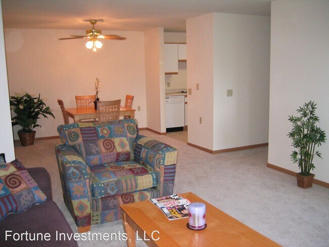 Building Photo - 2 br, 1 bath Apartment - 6522-28 Lake Rd 6...