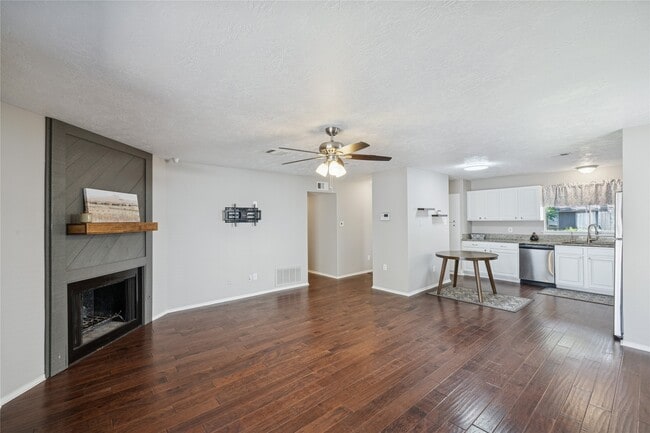 Building Photo - 95 Marabou Pl