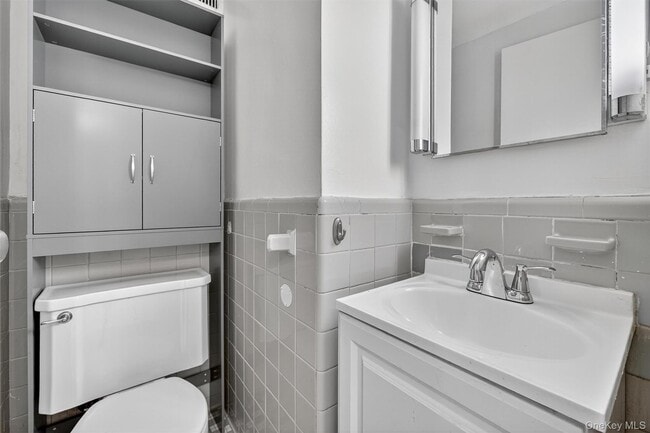 Building Photo - 6 Fordham Hill Oval