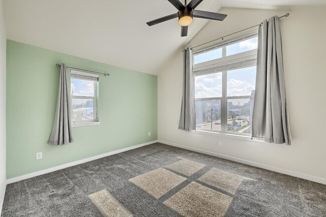 Building Photo - 3 Bedroom Townhome in Englewood