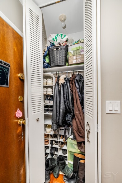 Building Photo - 607 W Wrightwood Ave