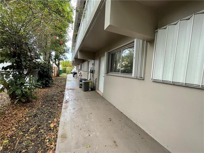 Building Photo - 344 SE 11th Ave