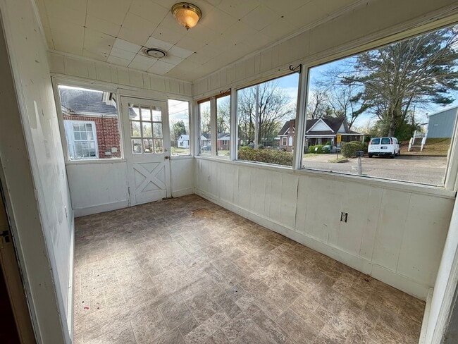 Building Photo - 1401 12th Ave N