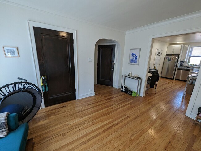 Building Photo - Spacious 1 BR - New Renovation Near the La...