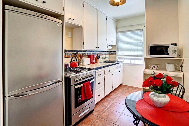 Kitchen with table for 2 - 848 17th St