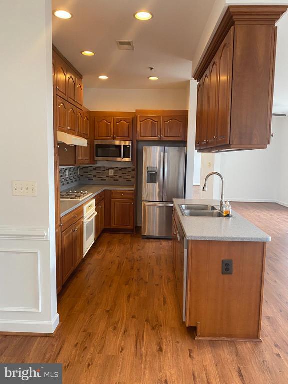 Building Photo - 820 Belmont Bay Dr