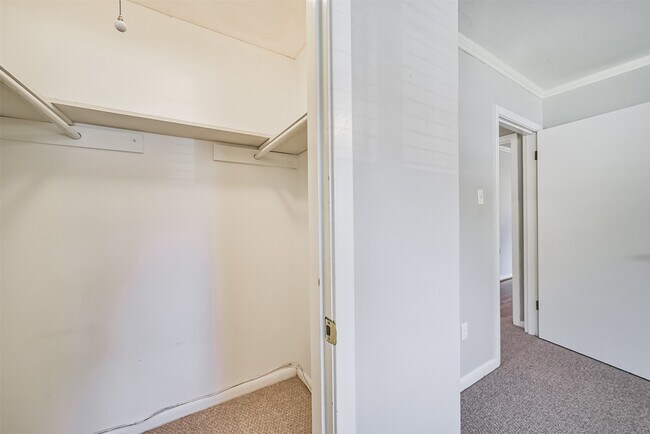 Building Photo - 5511 Kinglet St