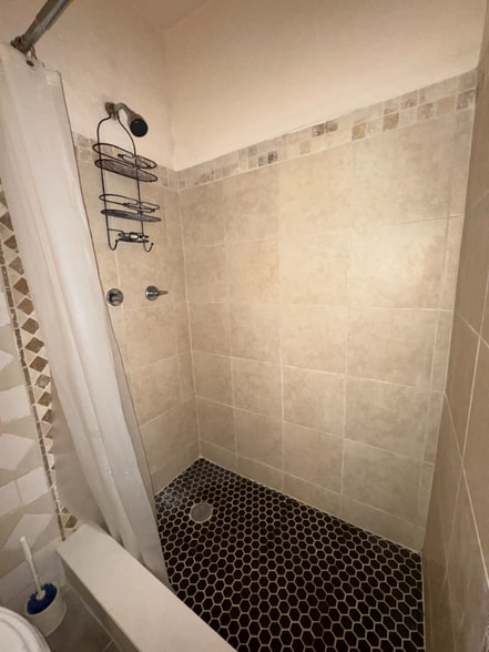 Building Photo - 6001 NW 43rd Ave