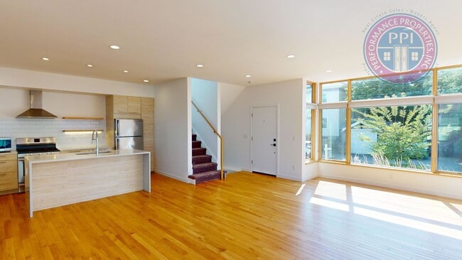 Building Photo - Modern Townhome In SE  2 Bdrm +Loft- Large...