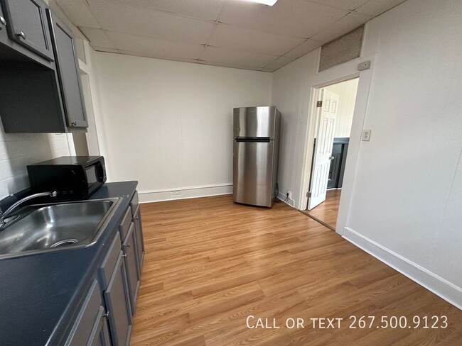 Building Photo - Spacious 3BR/1BA unit available Now.   New...