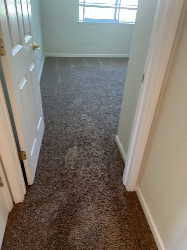 Building Photo - 3 bedroom 2.5 bath town home with large bo...