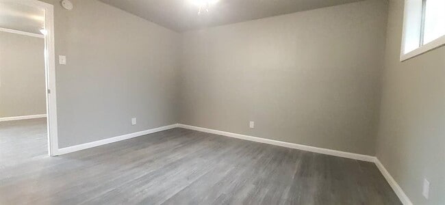 Building Photo - 221 Caylor St