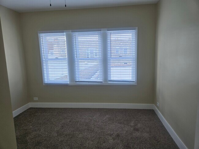 Building Photo - 3040 N Cicero Ave