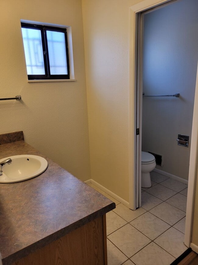 Building Photo - Beautiful 3 Bed 2 Bath 2 Car Garage just E...