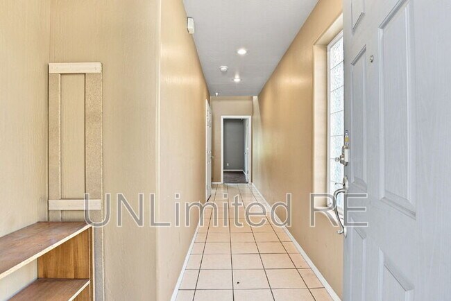 Building Photo - 2455 W Silverton Dr