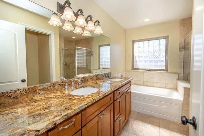 Building Photo - Beautiful 3 br/3.5ba Townhome in Pacific Beach Just Blocks to Crown Point Shores!
