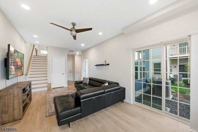 Building Photo - 19 Dahlia Dr