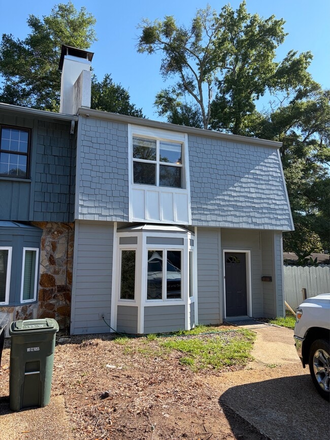 Building Photo - 133 Oak St