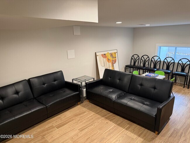 Building Photo - 5 Ash St