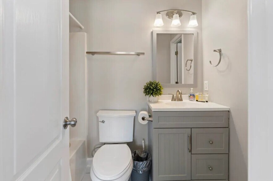 Building Photo - 1426 N Waccamaw Dr