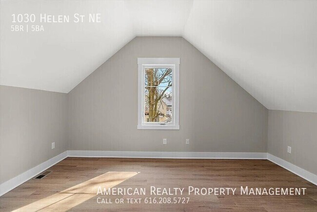 Building Photo - 1030 Helen St NE