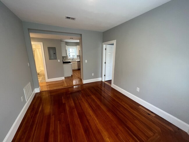 Building Photo - Renovated 4 bed 2 baths in Somerville.... Don't miss out!