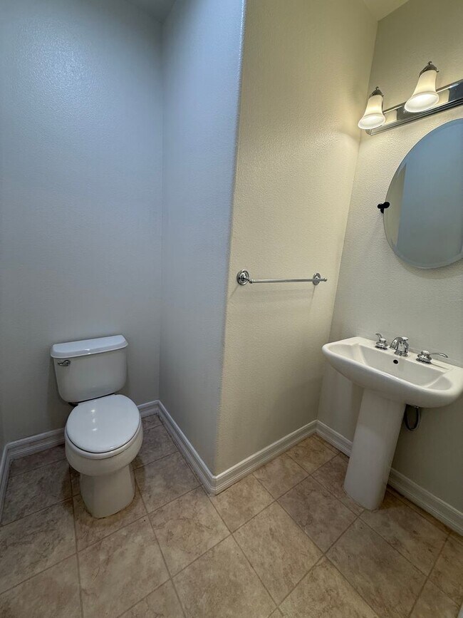 Building Photo - Spacious 1 bed 1 bath condo with loft Available now!