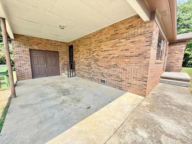 Building Photo - 916 Brentwood Dr