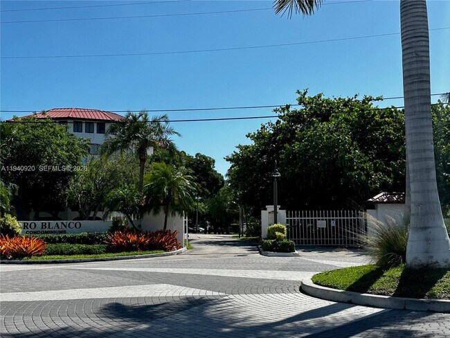 Building Photo - 1998 Overseas Hwy