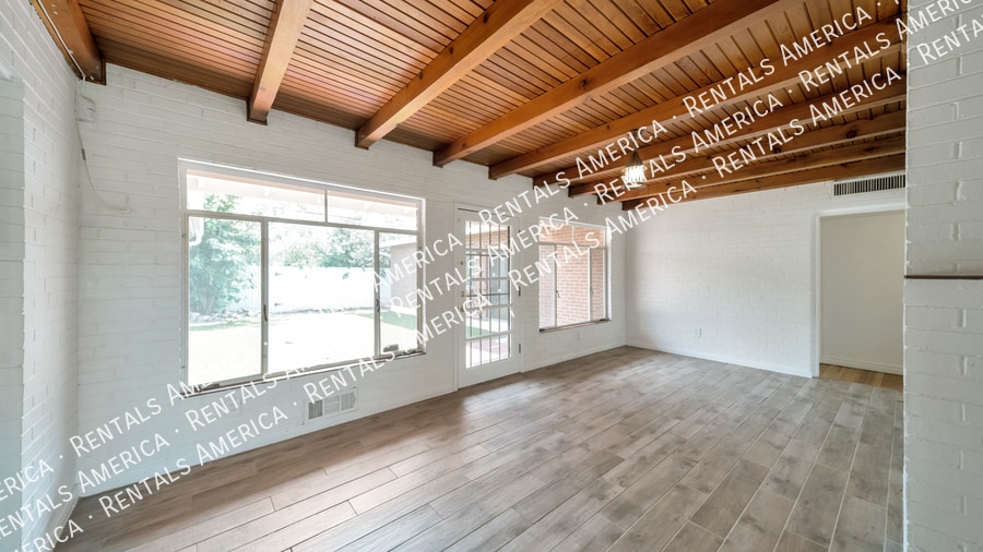 Building Photo - 2212 E La Mirada St